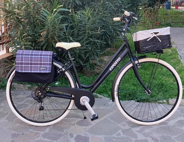 Bici Esposto nera con bisaccia a quadri, borsa scozzese e cestino in vimini