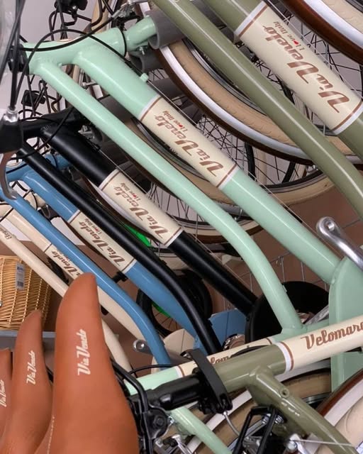Telai di bici Via Veneto e Velomarche appesi in officina